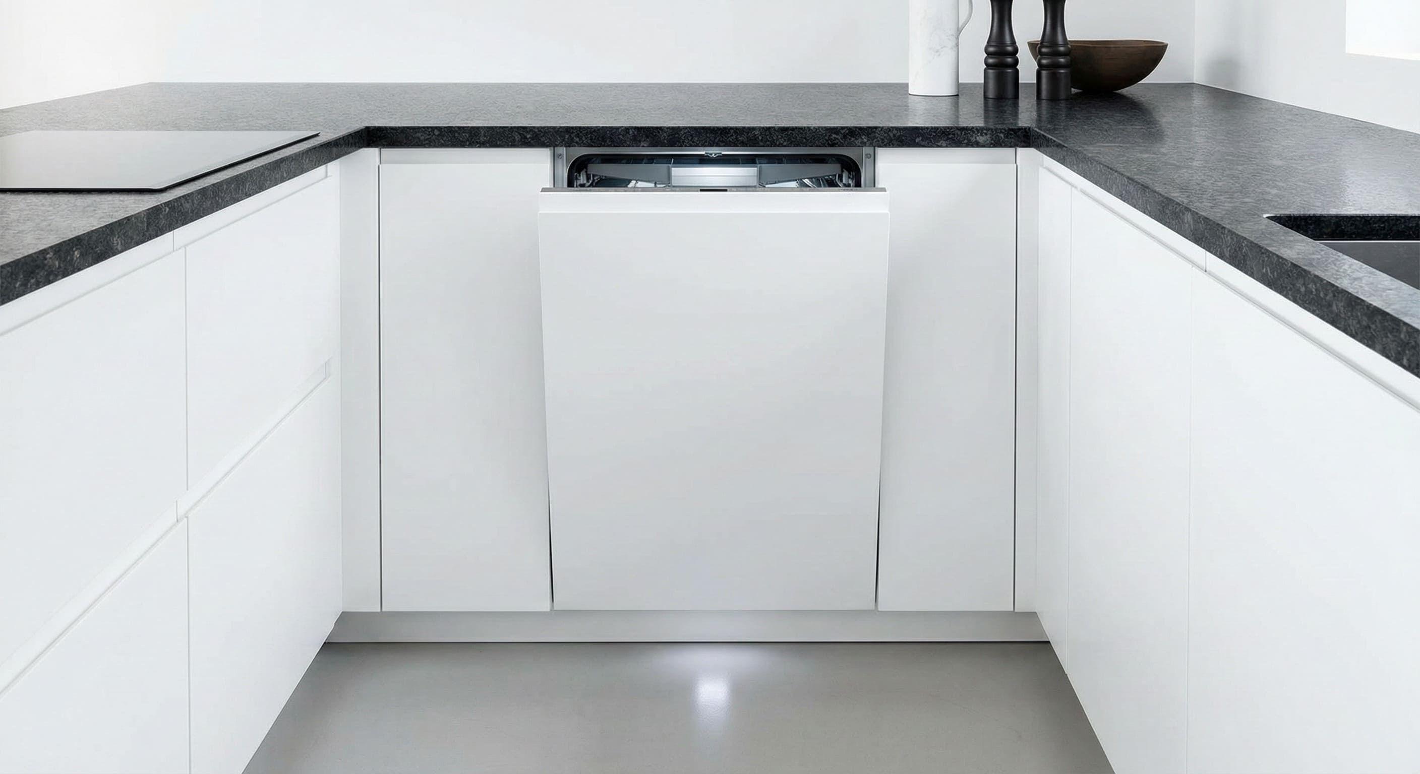Vollintegrierter Geschirrspüler, der unsichtbar hinter weißer Küchenfront mit dunkler Arbeitsplatte verschwindet.